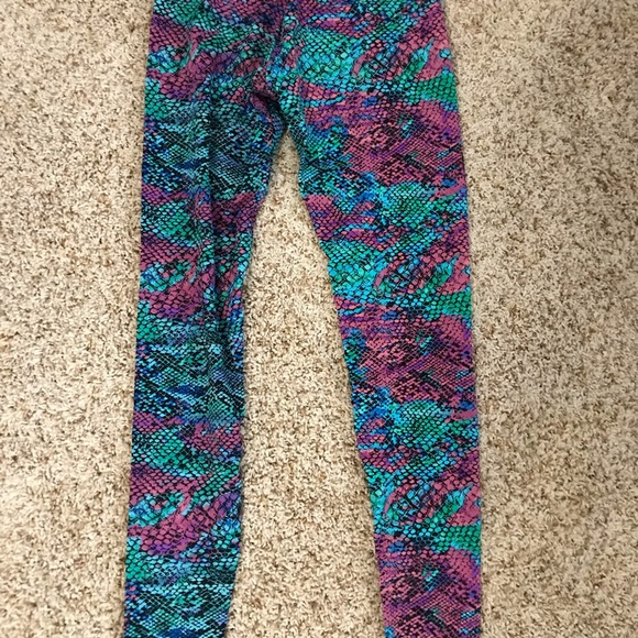 Onzie snake skin print leggings. - Picture 2 of 2